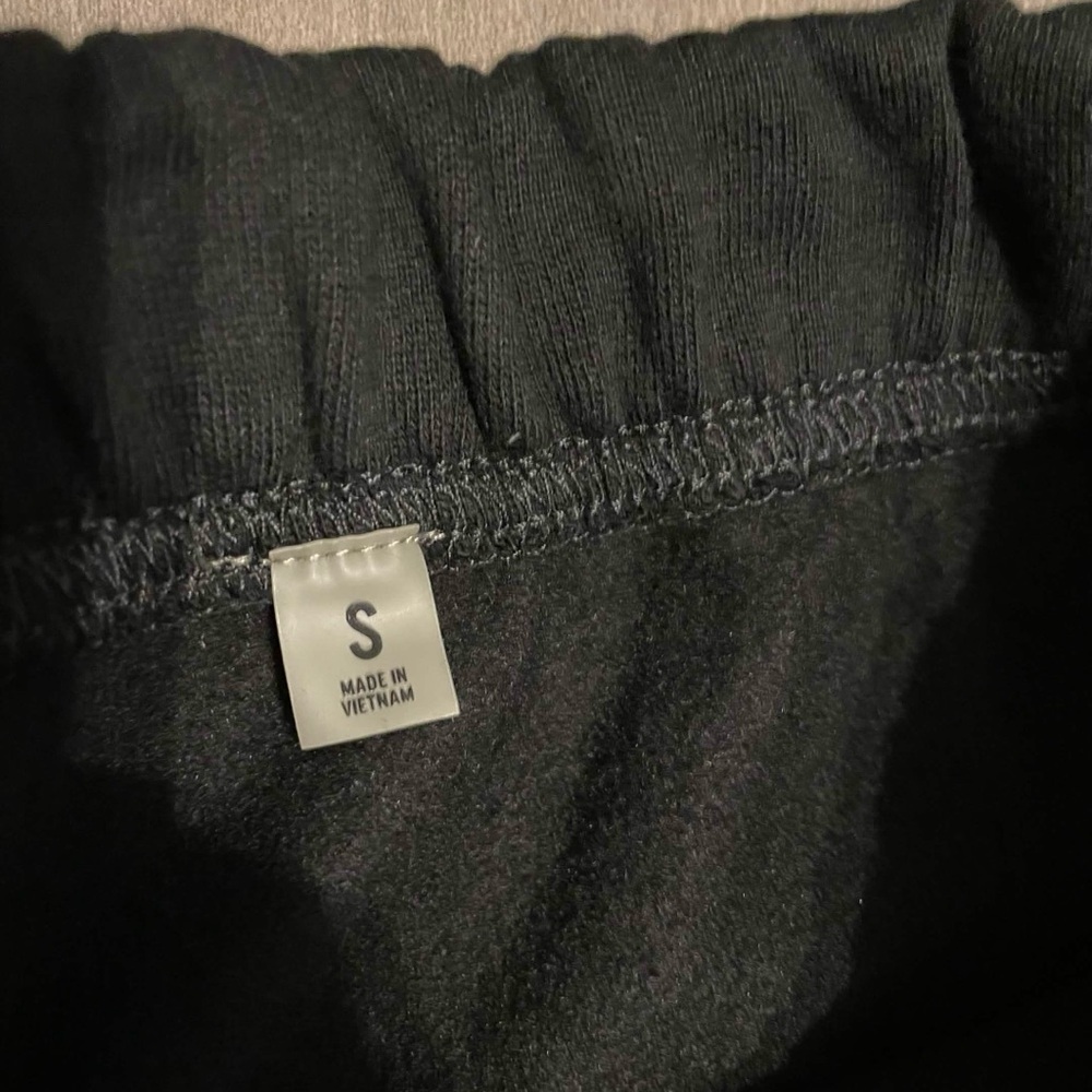 Small essentials black Shorts - Picture 3 of 3